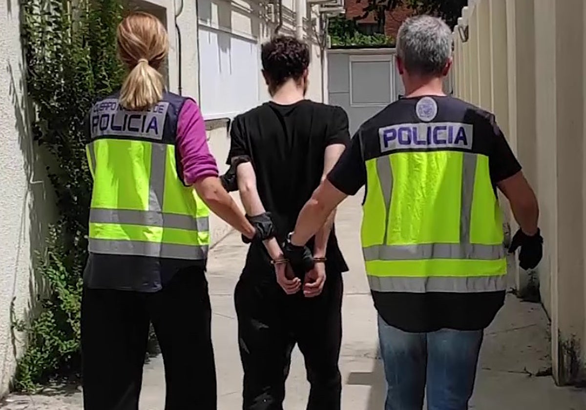 La Policía Nacional traslada al detenido