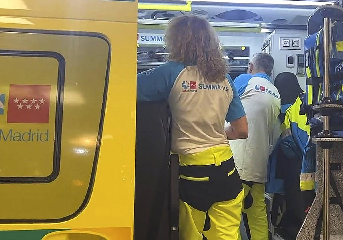 Los técnisod el SUMMA atienden al herido