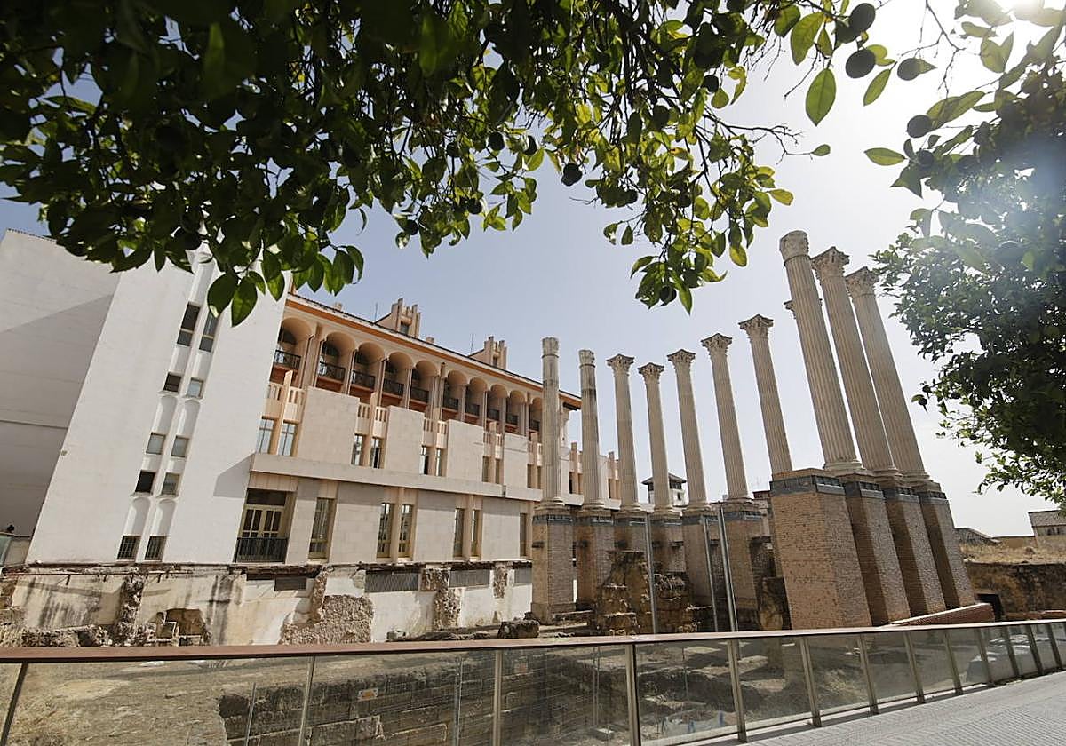 El imágenes, el Templo Romano de Córdoba reluce tras su limpieza