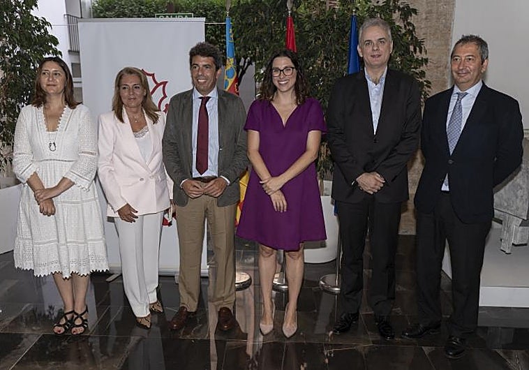 Aitana Mas (centro y Vicente Barrera (derecha), en el ato del traspaso de poderes en la Generalitat Valenciana, este jueves