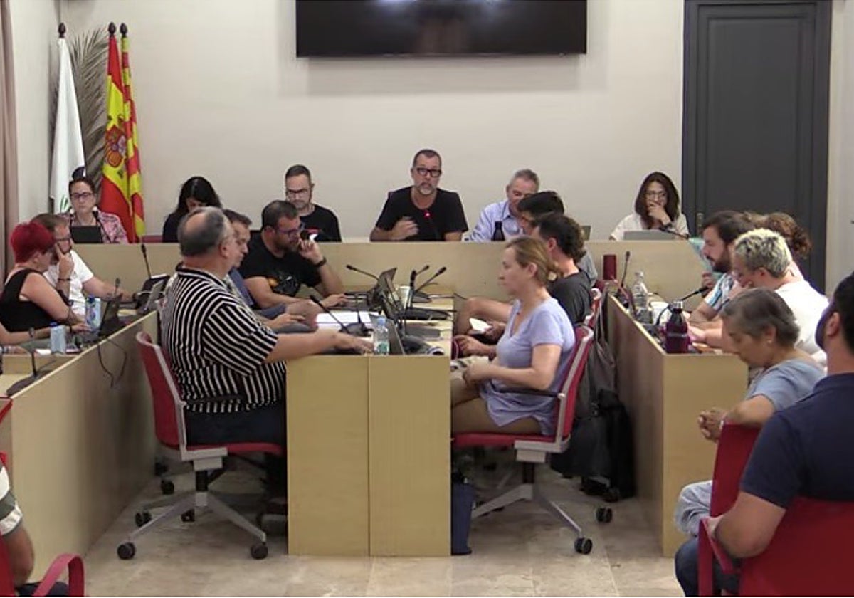 Pleno municipal de Sant Vicenç dels Horts (Barcelona), hoy, durante el debate y la votación de la moción