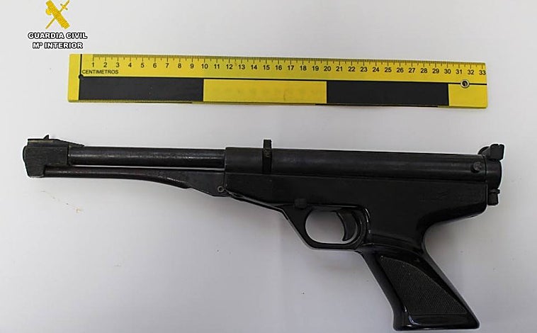 Imagen principal - Imágenes del arsenal de armas sustraído al presunto atracador