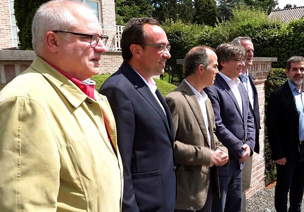 Lluís Puig, en primer término, junto a otros líderes del 'procés', en Waterloo (Bélgica), en una imagen de 2021