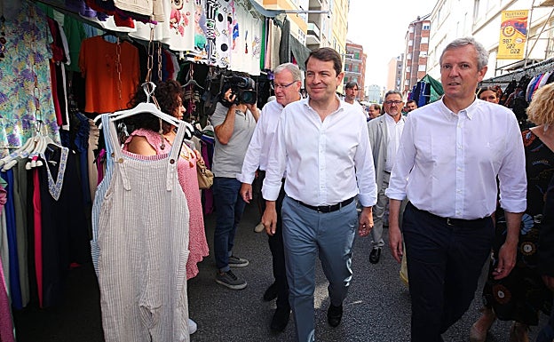 El presidente del PP en Castilla y León, Alfonso Fernández Mañueco, visita el mercadillo de Ponferrada con el líder popular en Galicia, Alfonso Rueda