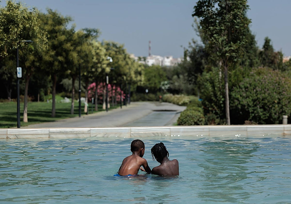 Imagen reciente de dos niños bañándose en las aguas del Parc Central de Valencia