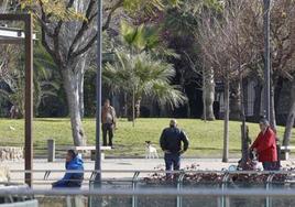 Hallan el cuerpo sin vida de un hombre en un banco del parque Juan Carlos I de Córdoba