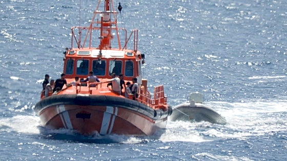 Encuentran vivo a uno de los cuatro desaparecidos de una patera que se tiró al mar cuando llegó Salvamento en Almería