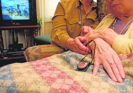 La Junta de Andalucía pondrá sensores digitales para cuidar a los mayores en su casa
