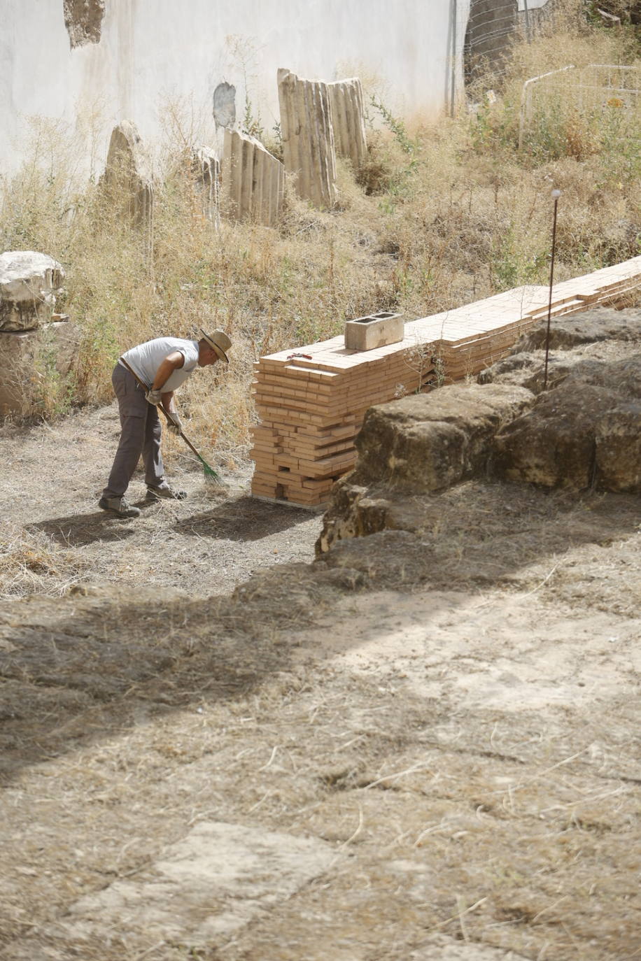El imágenes, el Templo Romano de Córdoba reluce tras su limpieza