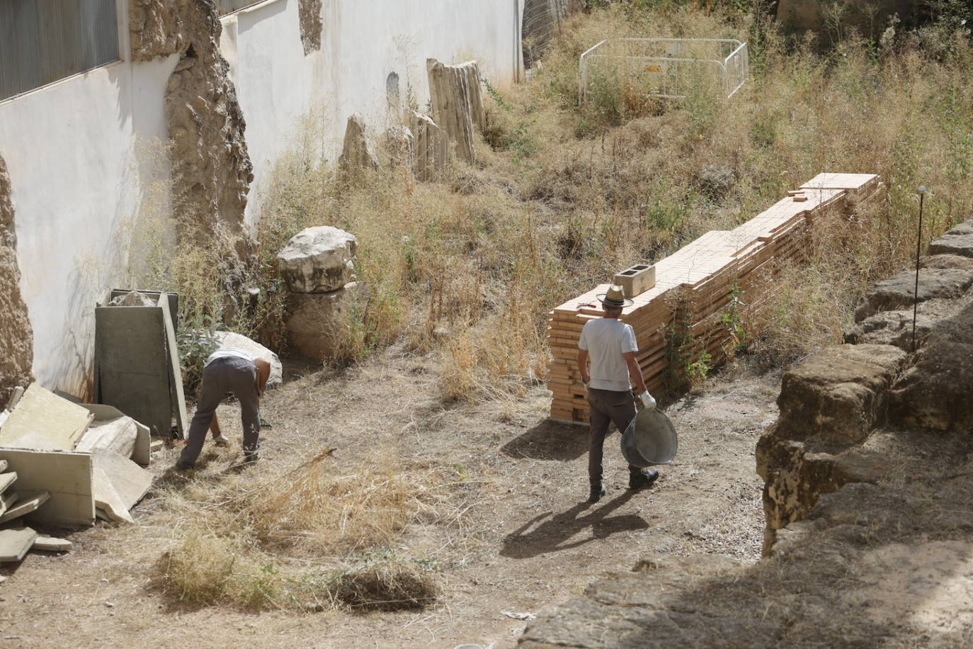 El imágenes, el Templo Romano de Córdoba reluce tras su limpieza