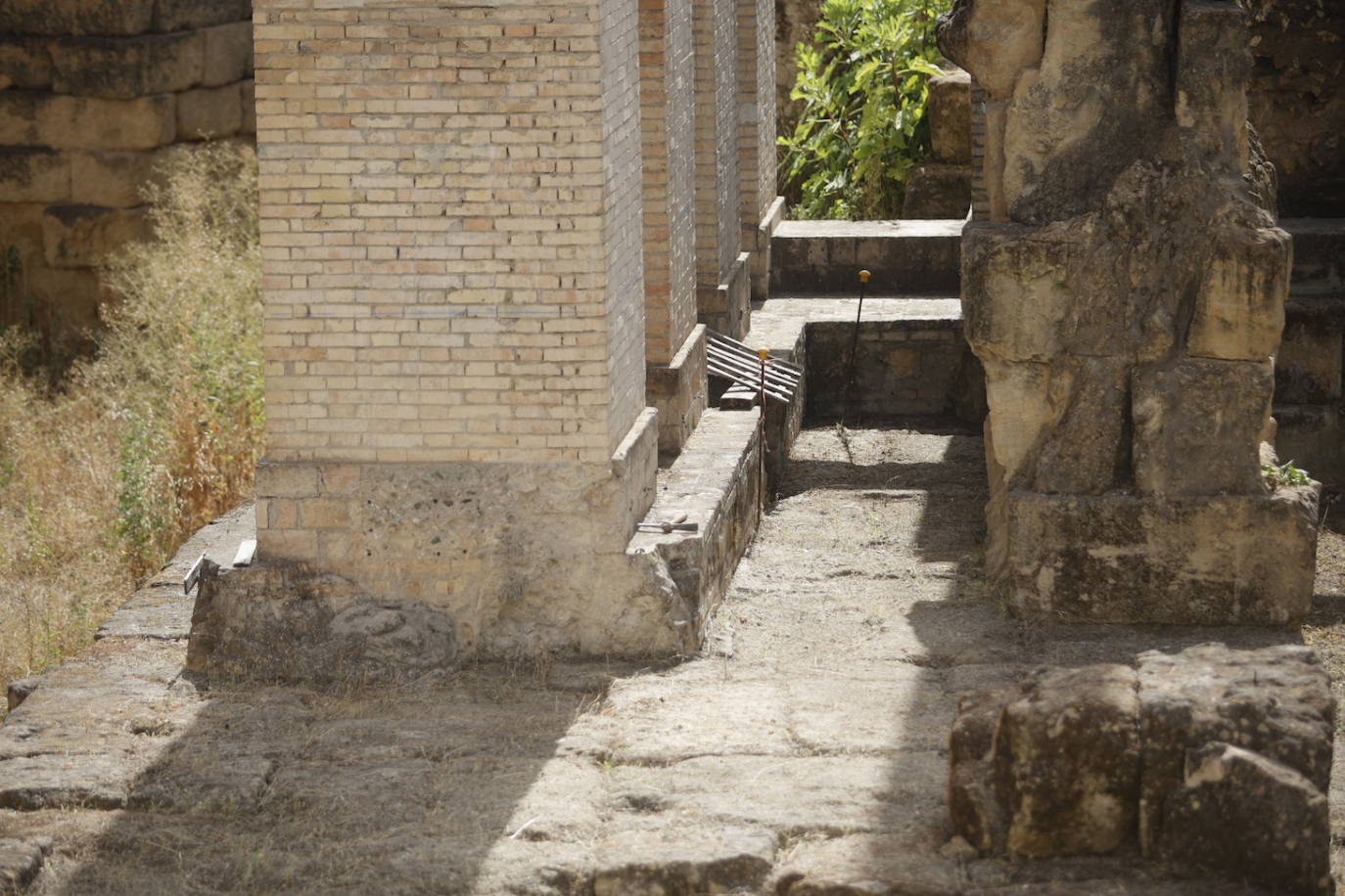 El imágenes, el Templo Romano de Córdoba reluce tras su limpieza