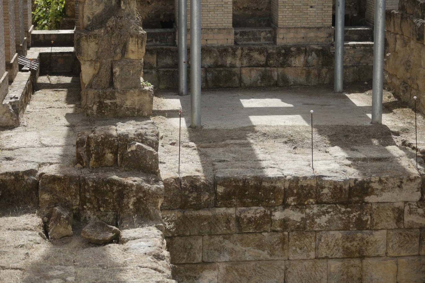 El imágenes, el Templo Romano de Córdoba reluce tras su limpieza