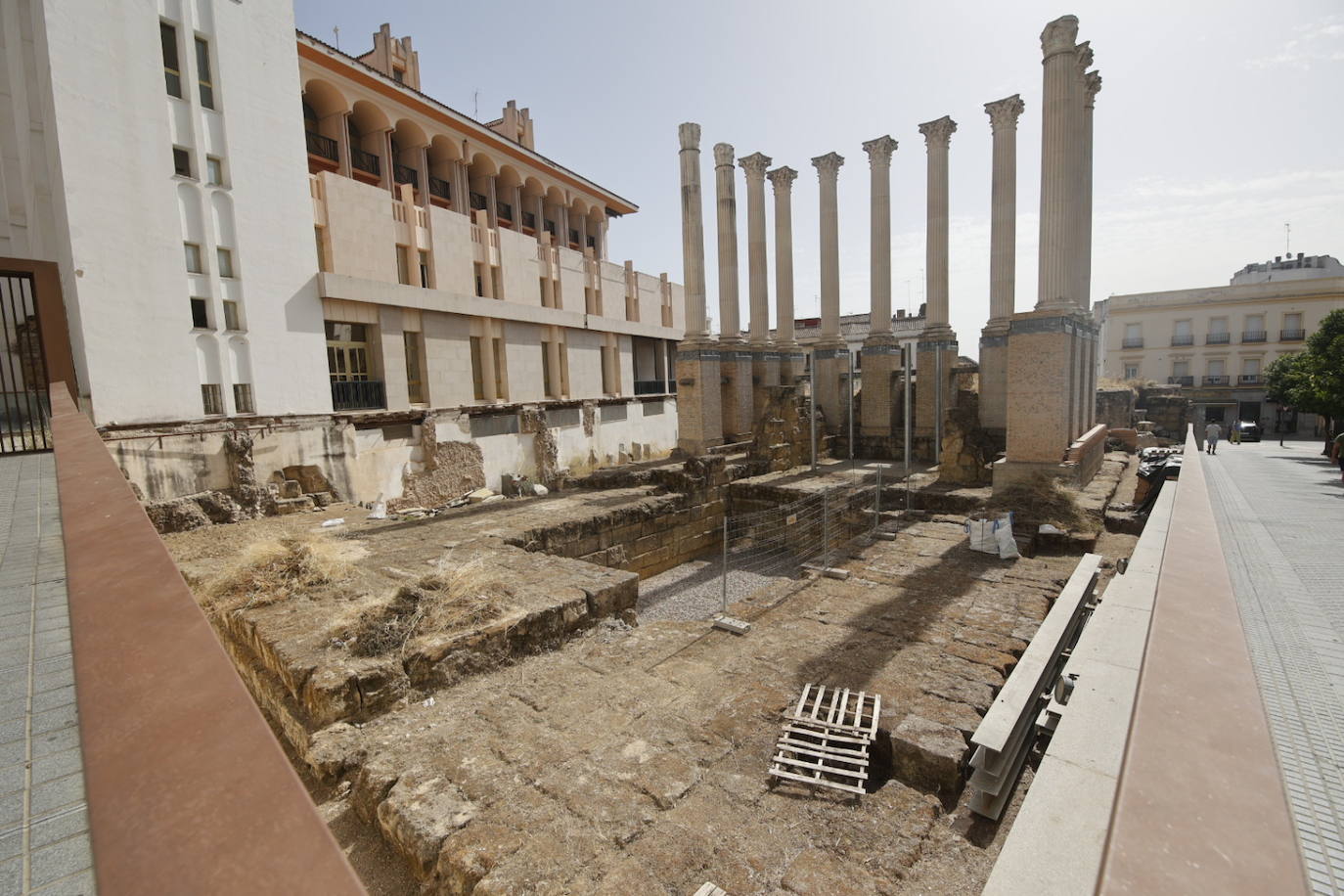 El imágenes, el Templo Romano de Córdoba reluce tras su limpieza