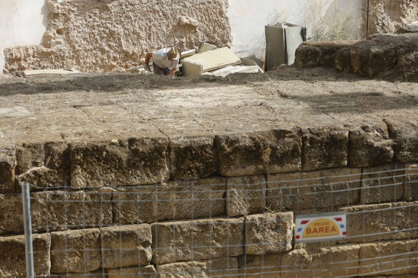 El imágenes, el Templo Romano de Córdoba reluce tras su limpieza