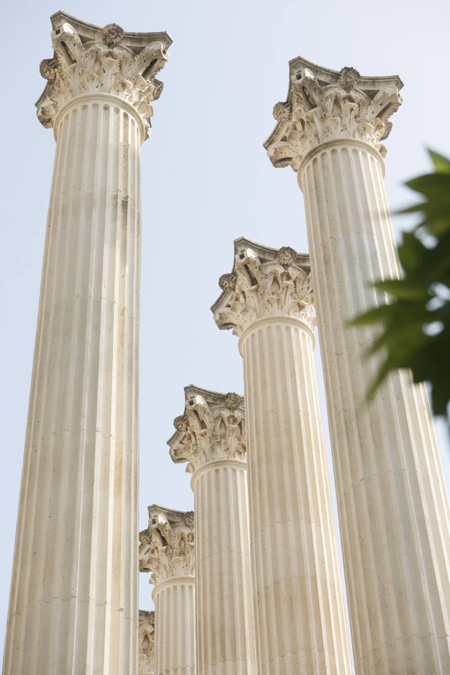 El imágenes, el Templo Romano de Córdoba reluce tras su limpieza