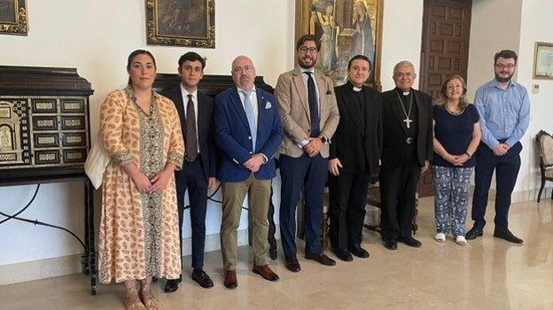 Juan Hinojosa, en el centro, junto al consiliario, Rafael Rabasco, y el obispo de Córdoba, y otros integrantes del cabildo de oficiales del Calvario