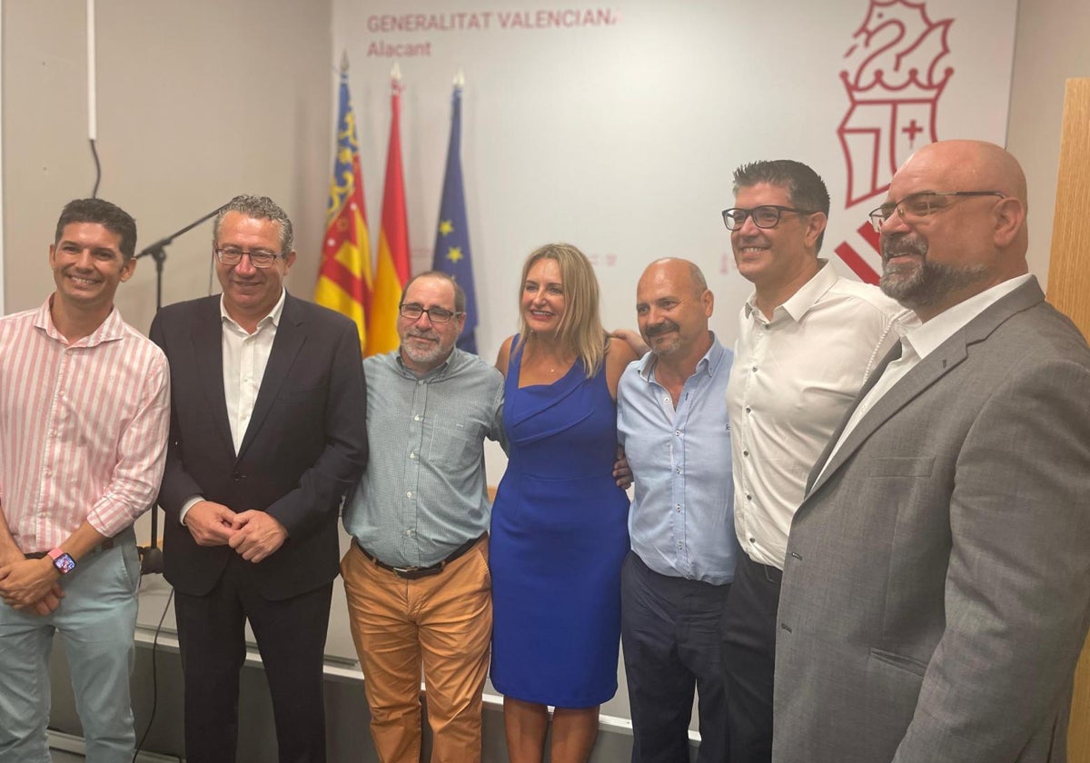 El presidente de APTUR, Miguel Ángel Sotillos, junto a la consellera Nuria Montes, el presidente de la Diputación de Alicante, Toni Pérez, y representantes del sector turístico y el comercio