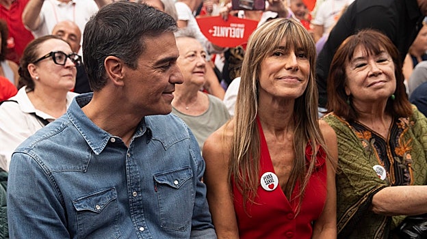 Begoña Gómez junto a su marido, Pedro Sánchez, en el cierre de campaña luciendo la chapa en la que se puede leer 'Perra Sanxe'
