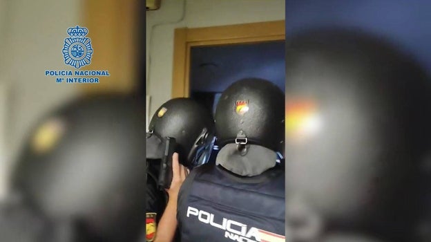 Imagen de la irrupción policial en una de las viviendas donde se alojaba la banda