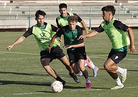 Imagen secundaria 1 - El Córdoba CF y el Córdoba B se miden en la Ciudad Deportiva con el objetivo de tomar nota de cara a la próxima temporada donde el cuadro de Iván Ania militará en Primera Federación y el de Diego Caro en Tercera Federación. Ambos pelearan por ascender de categoría este curso. 