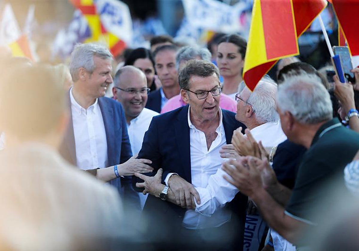 Alberto Núñez Feijóo escoltado por Alfonso Rueda, ayer, en Coruña