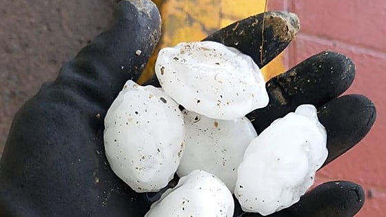 Lluvias torrenciales y granizo de hasta dos centímetros en plena ola de calor en Almería