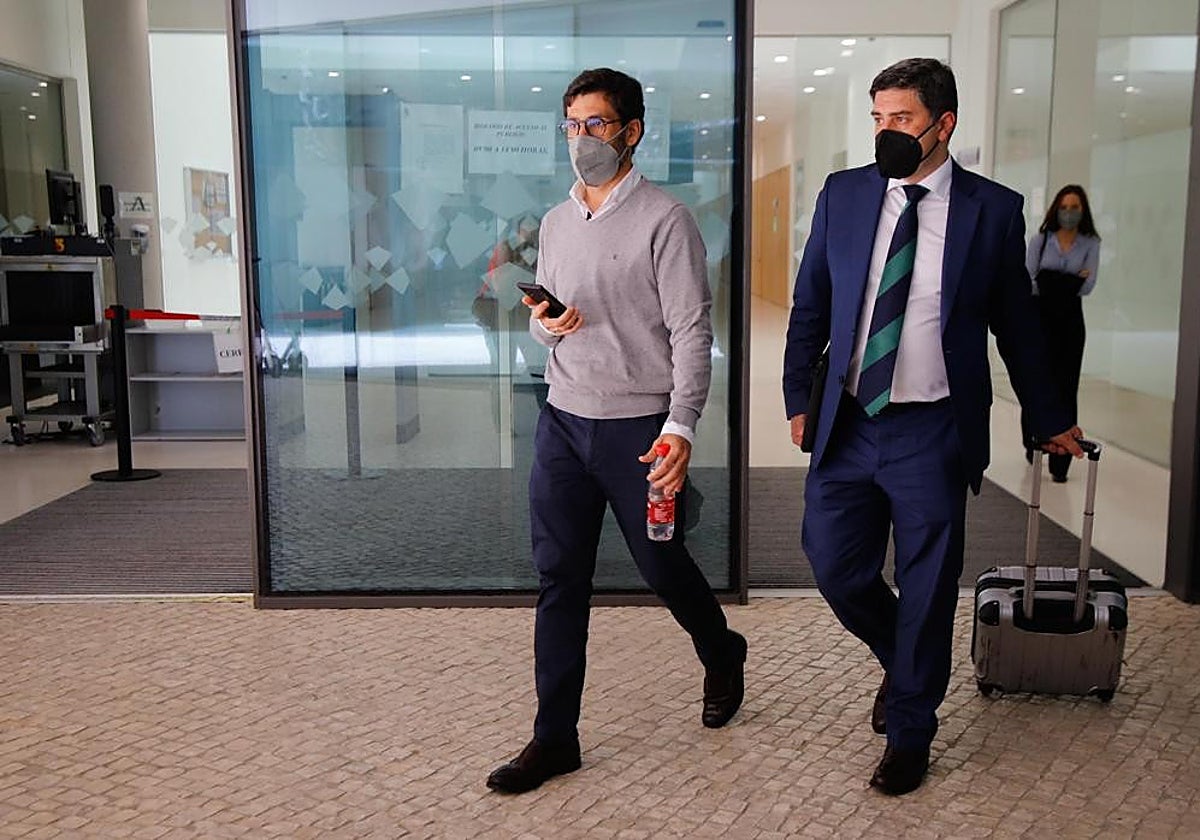 El expresidente del Córdoba Jesús León, junto a su abogado