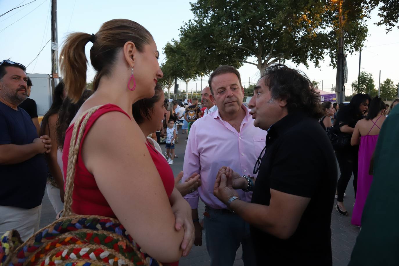 El bullicioso mercadillo del Arenal en horario nocturno, en imágenes