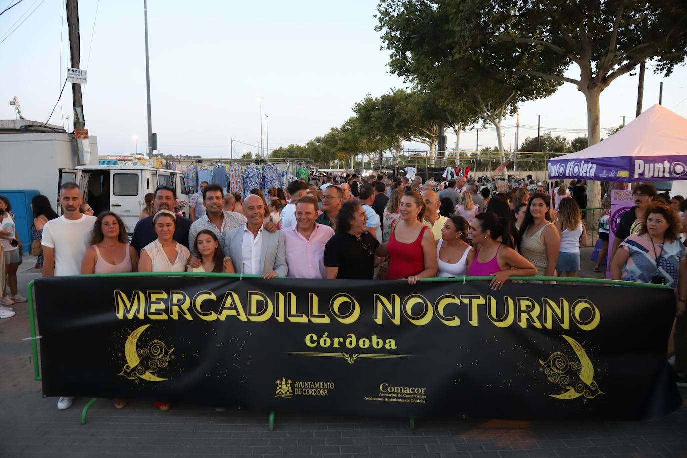 El bullicioso mercadillo del Arenal en horario nocturno, en imágenes