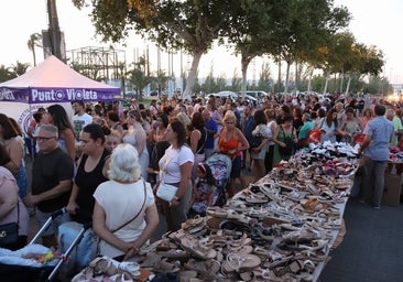 El bullicioso mercadillo del Arenal en horario nocturno, en imágenes