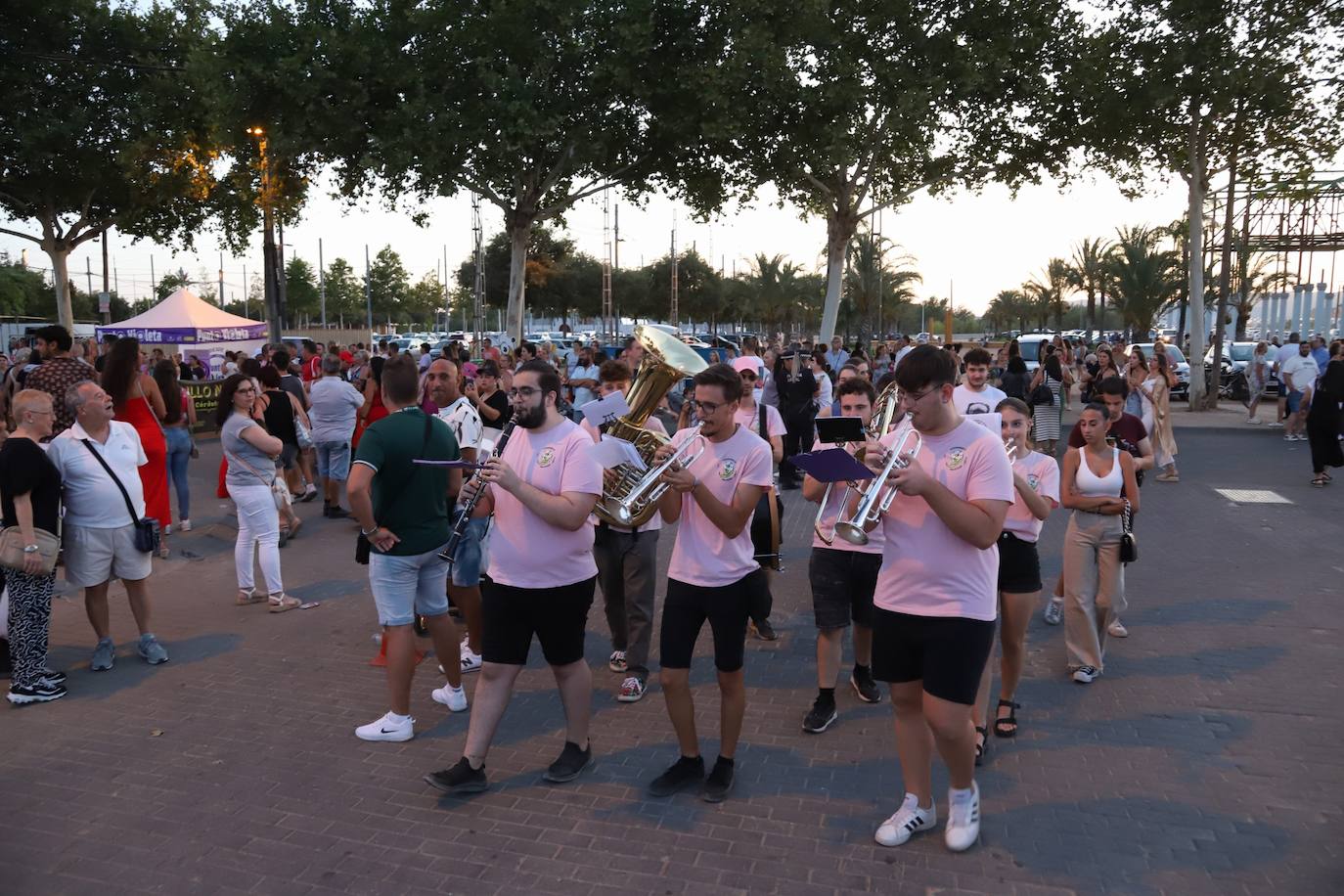 El bullicioso mercadillo del Arenal en horario nocturno, en imágenes