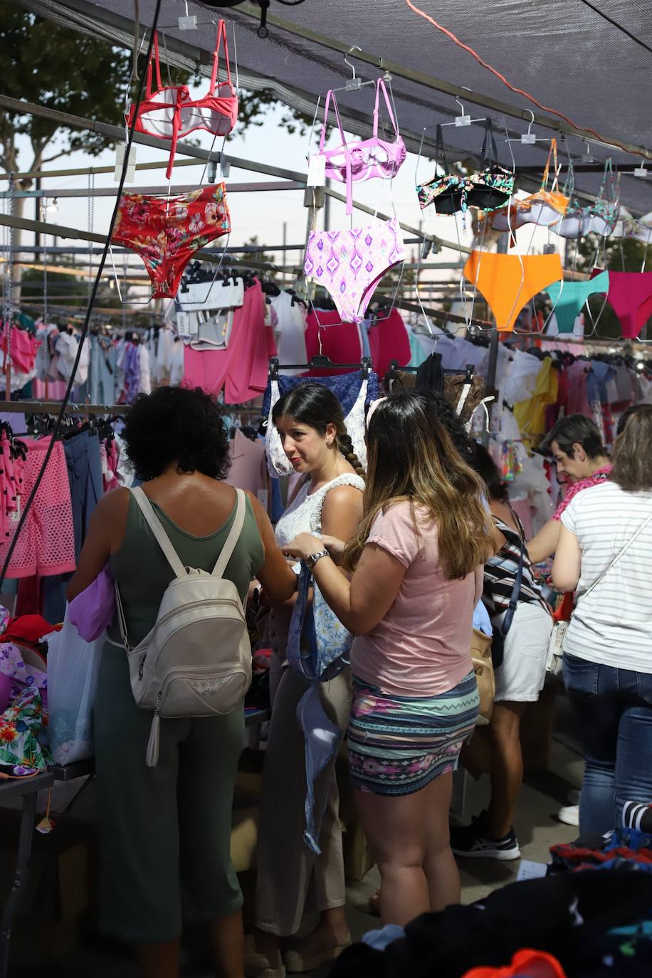 El bullicioso mercadillo del Arenal en horario nocturno, en imágenes