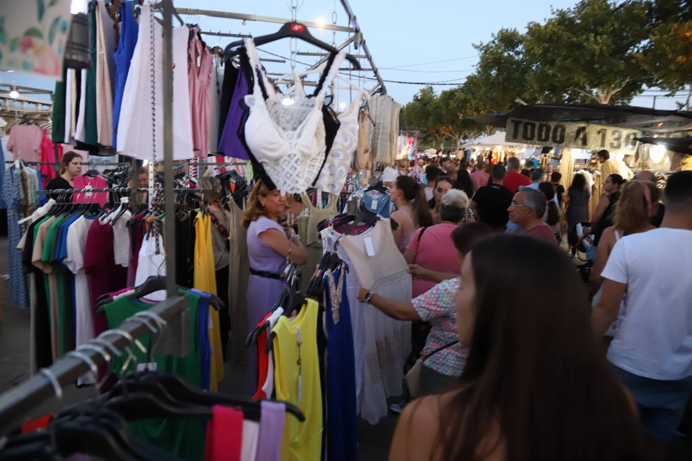 El bullicioso mercadillo del Arenal en horario nocturno, en imágenes