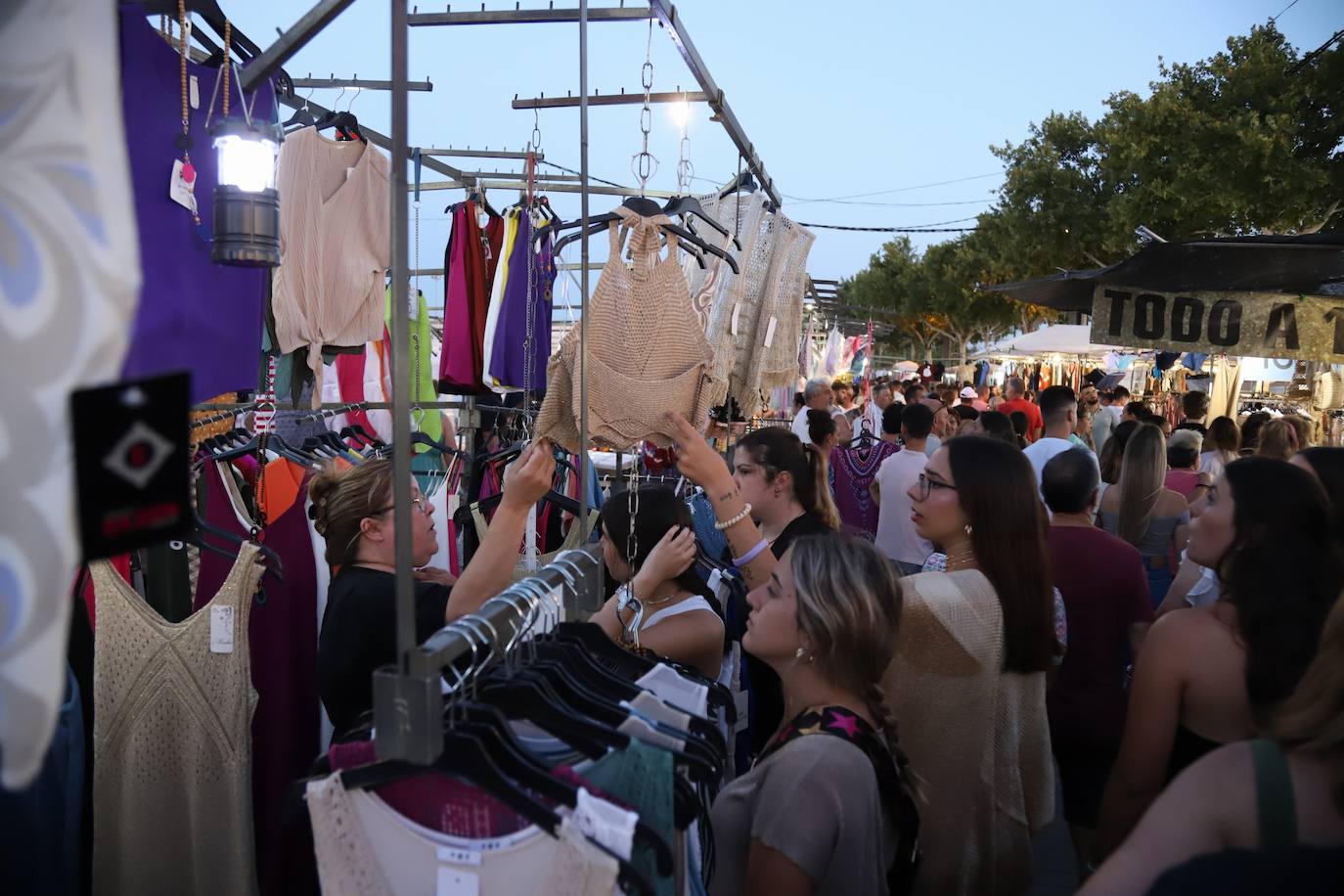 El bullicioso mercadillo del Arenal en horario nocturno, en imágenes