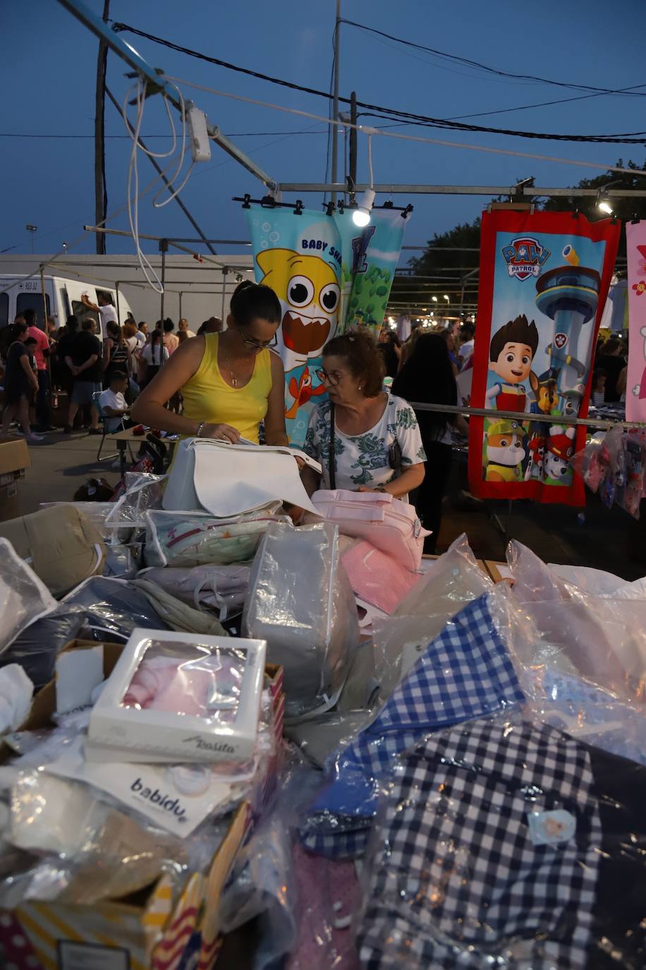 El bullicioso mercadillo del Arenal en horario nocturno, en imágenes