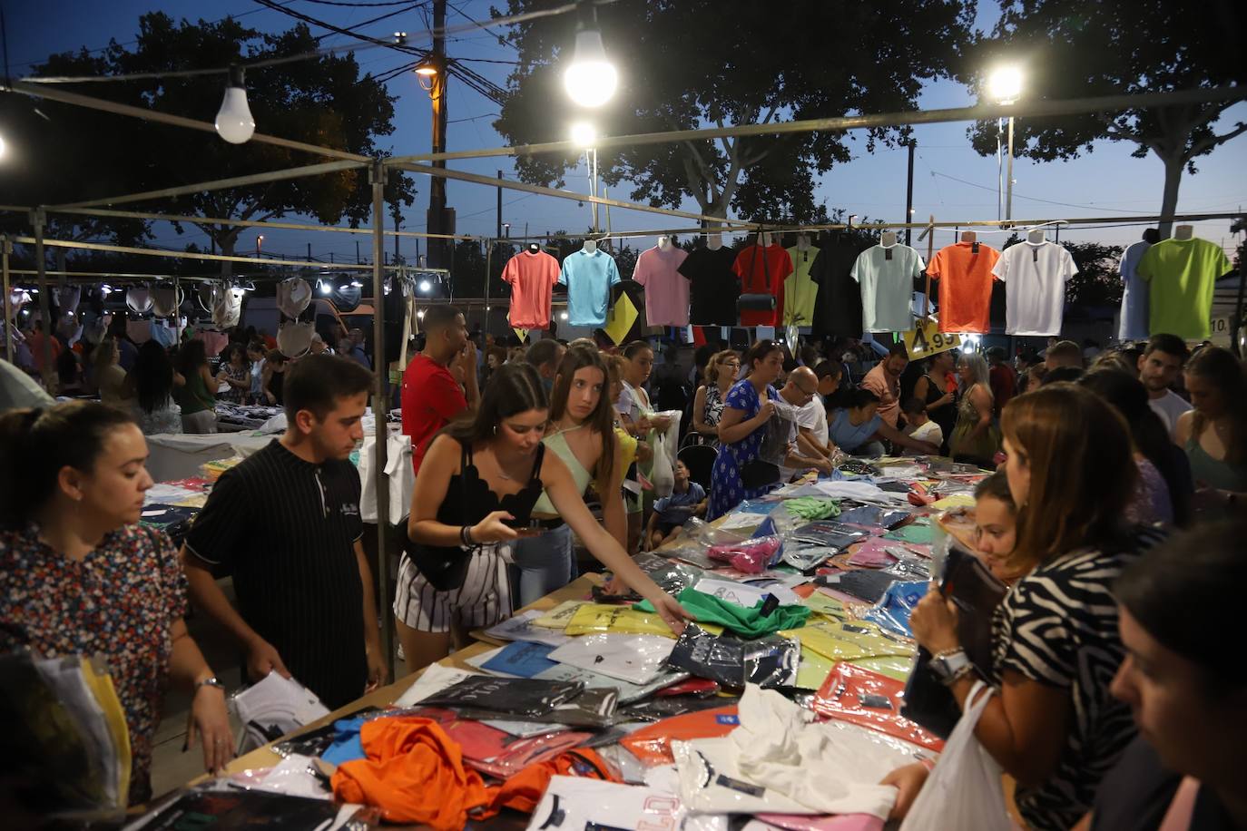 El bullicioso mercadillo del Arenal en horario nocturno, en imágenes