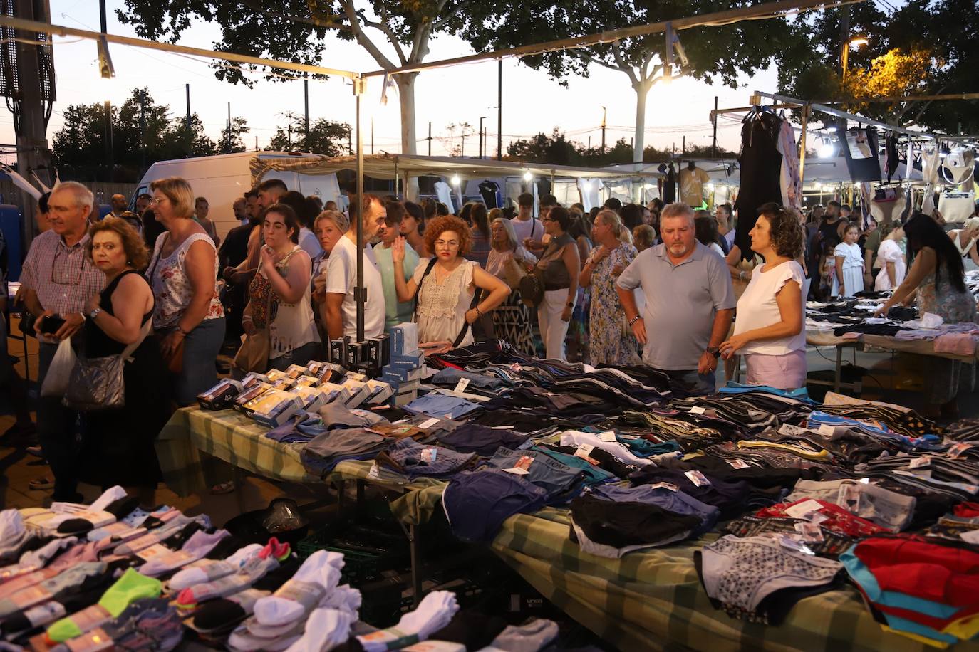 El bullicioso mercadillo del Arenal en horario nocturno, en imágenes