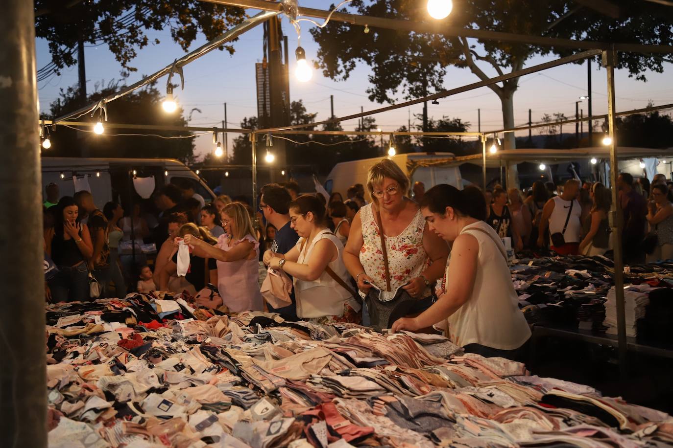 El bullicioso mercadillo del Arenal en horario nocturno, en imágenes