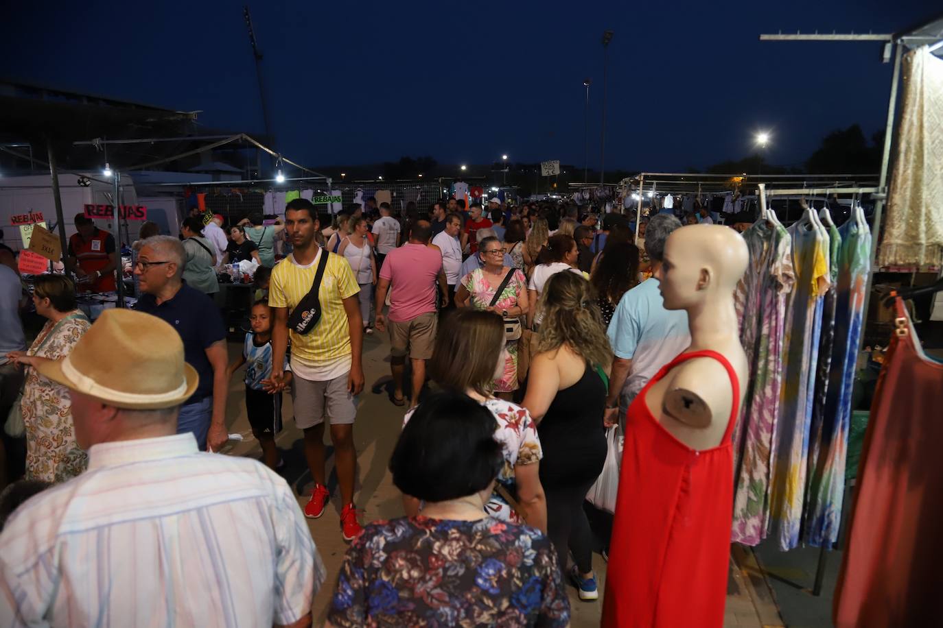 El bullicioso mercadillo del Arenal en horario nocturno, en imágenes