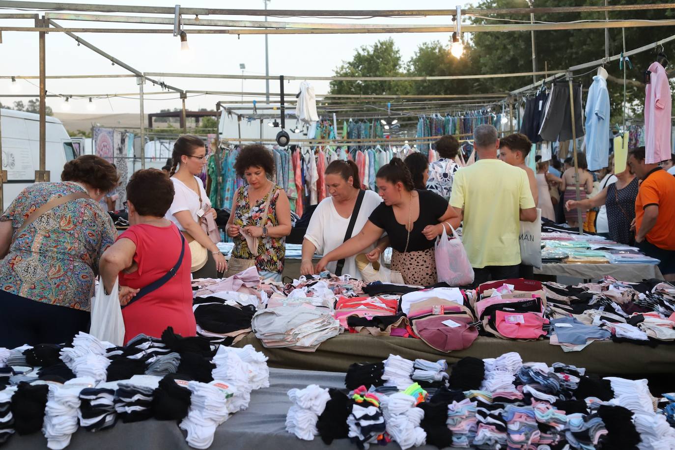 El bullicioso mercadillo del Arenal en horario nocturno, en imágenes
