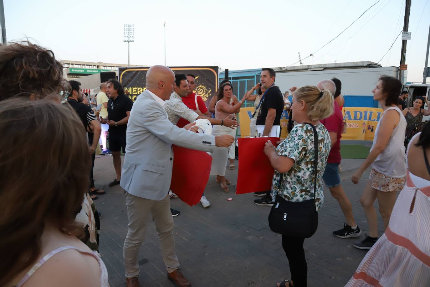 El bullicioso mercadillo del Arenal en horario nocturno, en imágenes