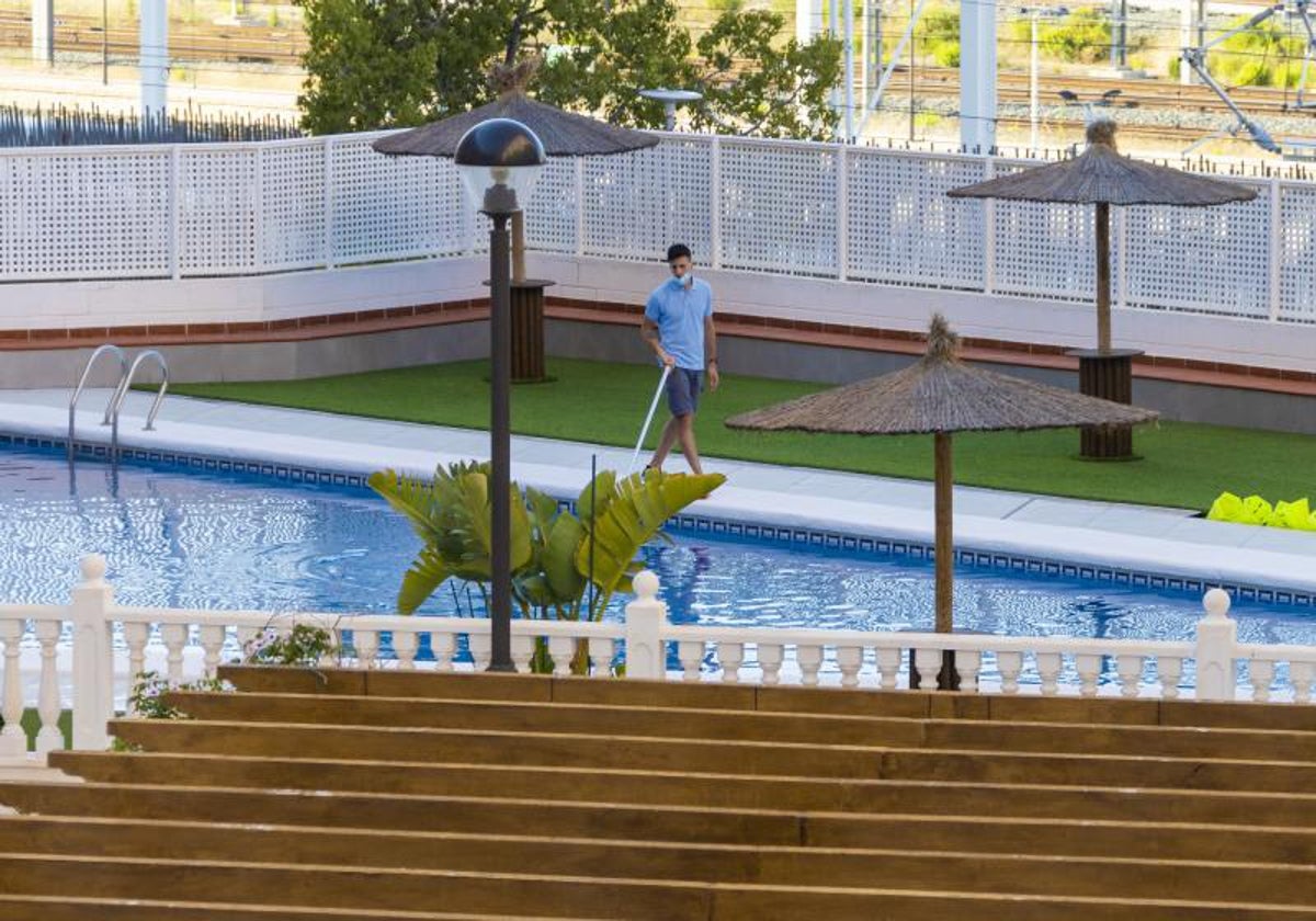 Imagen de archivo de una piscina en Alicante