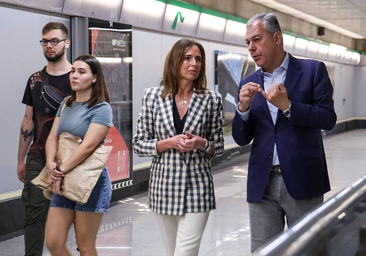 Rocío Díaz, consejera de Fomento, junto al alcalde de Sevilla, José Luis Sanz