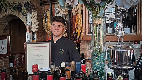 El sumiller más joven de Andalucía es de Granada y trabaja en un templo del vino