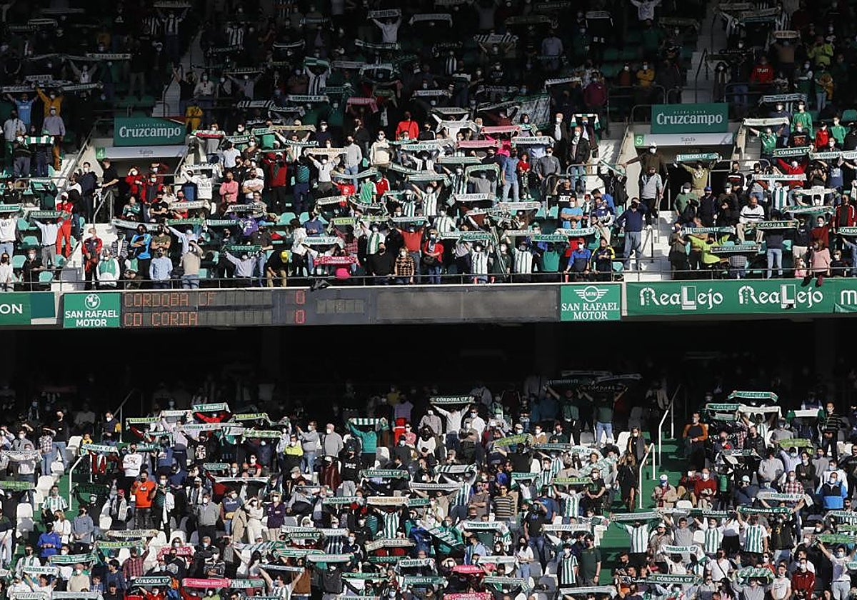 La afición del Córdoba canta el himno del club en El Arcángel