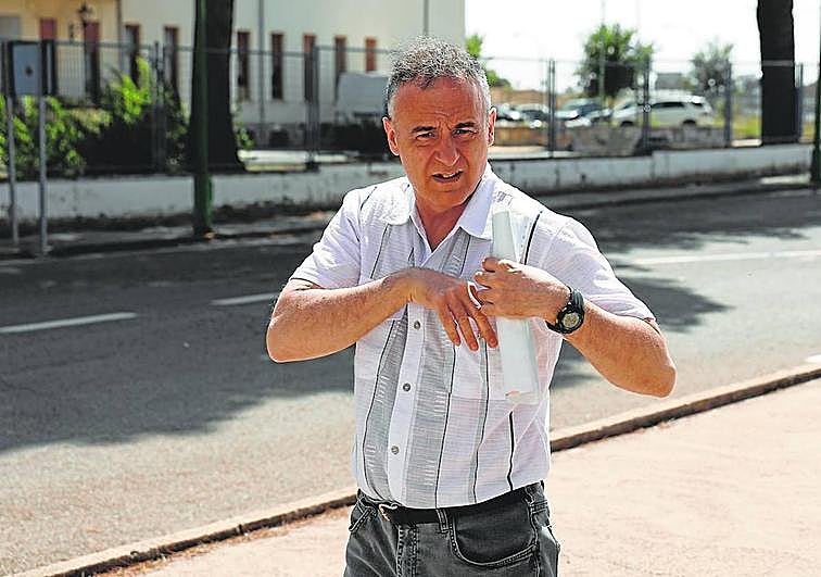 Imagen de Joaquín Ferrándiz tomada este jueves a las puertas de la cárcel de Herrera de la Mancha