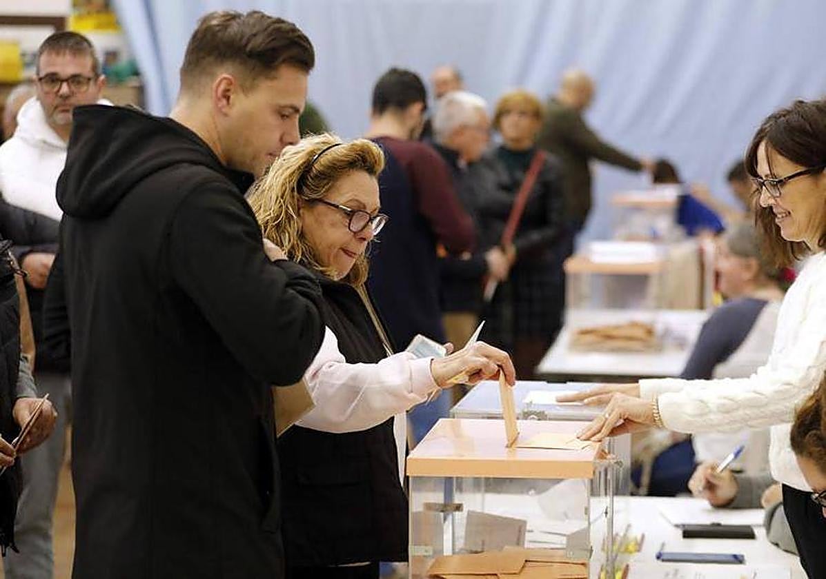 Una mujer vota en un colegio electoral de Córdoba, en las últimas generales