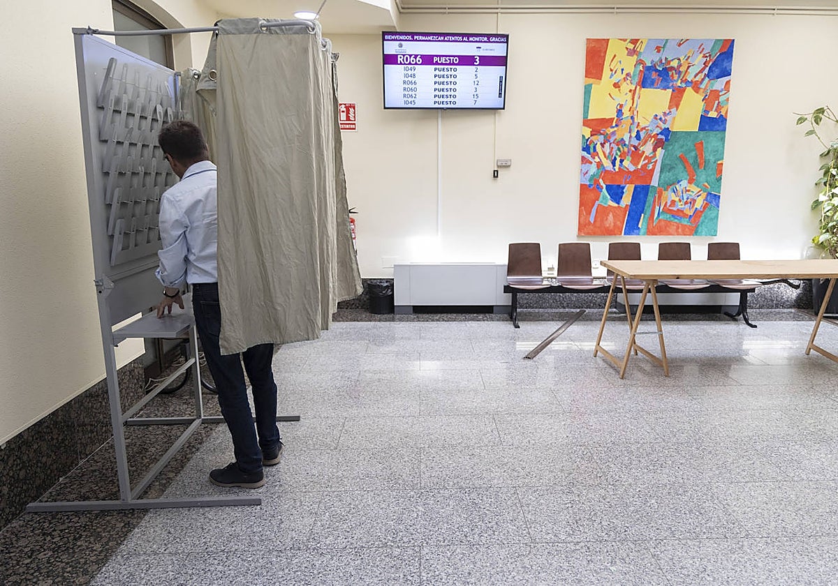 El local electoral de la Plaza Santa Ana, en Valladolid, se preparaba el viernes para colocar urnas y papeletas