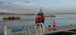 Rescatan ilesos en alta mar en una patera a quince inmigrantes, dos menores de edad, en aguas de Alicante