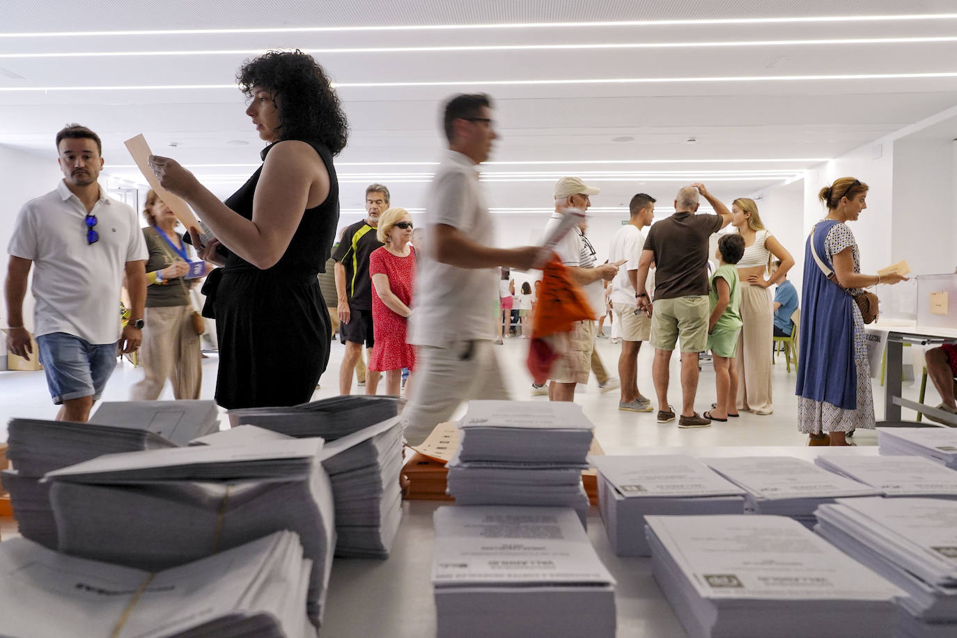 Un colegio electoral de Valladolid a primera hora de la mañana de este domingo en las decimosextas elecciones generales.